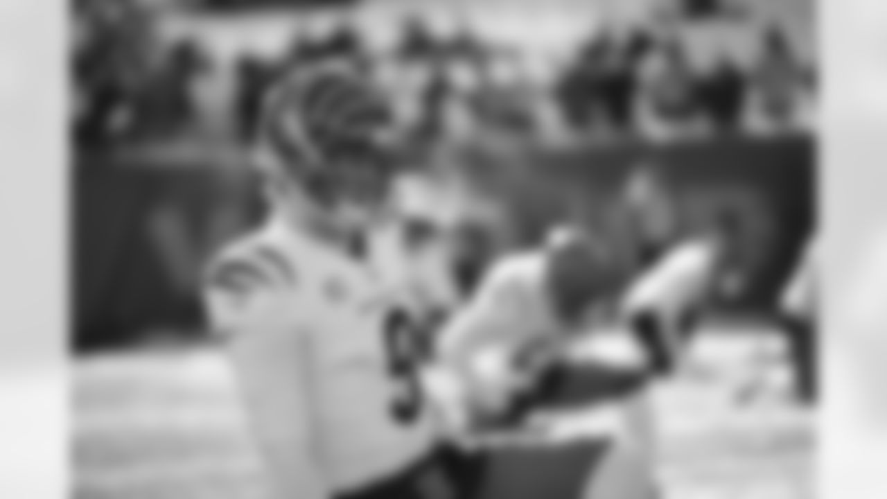 QB Joe Burrow warms up ahead of Week 15 against the Ravens at Paycor Stadium, Sunday, Dec. 14, 2025.