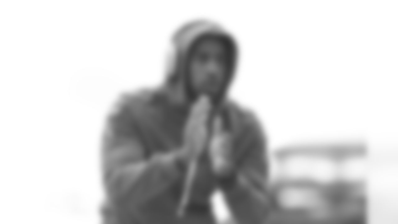 CB Dax Hill warms up ahead of Week 11 against the Steelers in Pittsburgh, Sunday, Nov. 16, 2025.