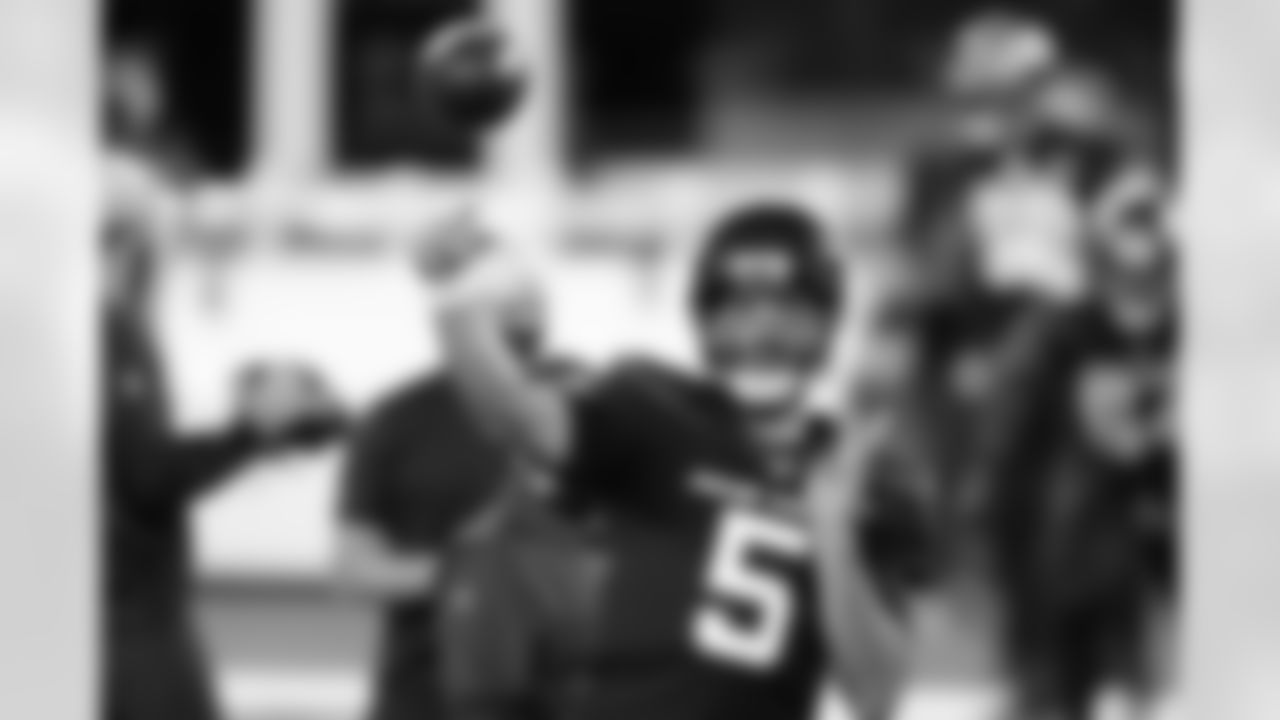 New York Jets quarterback Joe Flacco warms up prior to an NFL football game against the Denver Broncos Sunday, Oct. 1, 2020, in East Rutherford, N.J. (Michael Owens via AP)