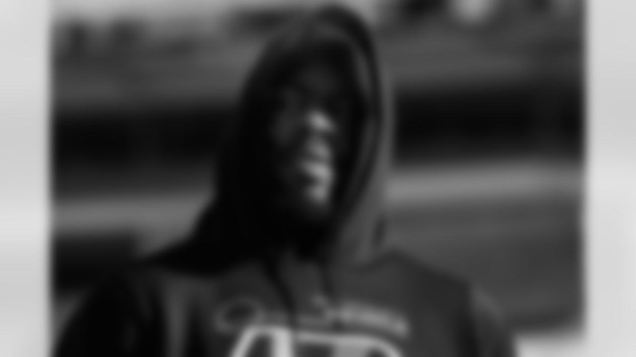 DT B.J. Hill warms up ahead of Week 15 against the Ravens at Paycor Stadium, Sunday, Dec. 14, 2025.