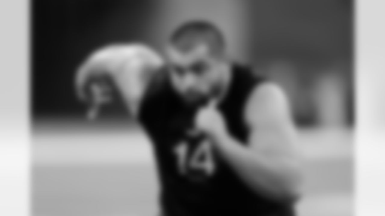 Georgia offensive lineman Dylan Fairchild runs a drill at the NFL football scouting combine in Indianapolis, Sunday, March 2, 2025. (AP Photo/George Walker IV)