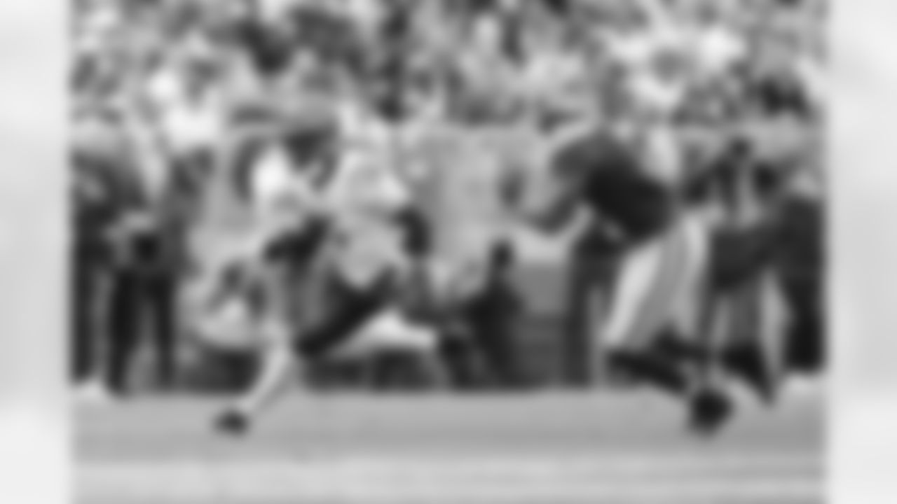 WR Tee Higgins runs after the catch during Week 6 against the Packers in Green Bay, Sunday, Oct. 12, 2025.