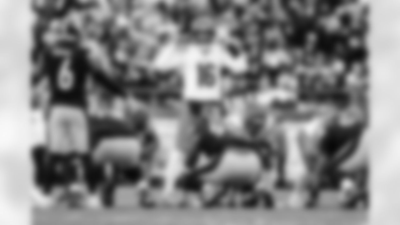 QB Joe Flacco before a snap during Week 11 against the Steelers in Pittsburgh, Sunday, Nov. 16, 2025.