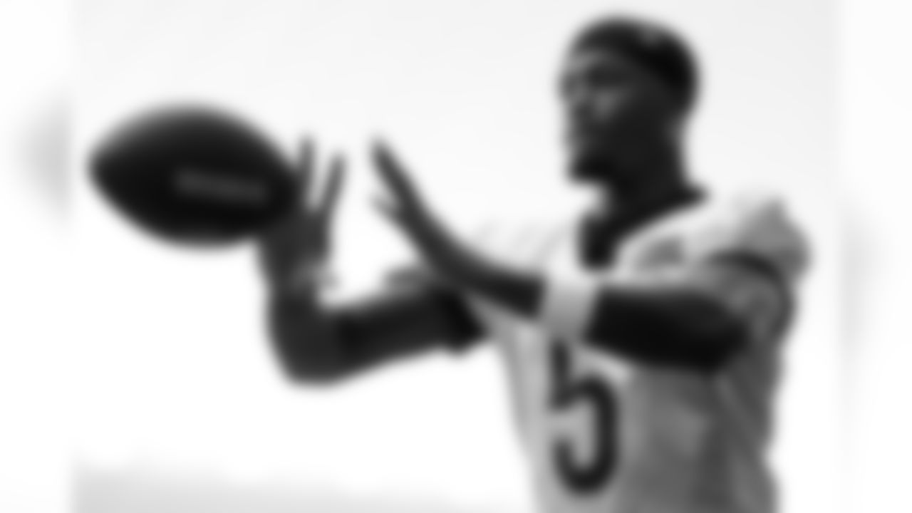 WR Tee Higgins looks in a pass during practice at the IEL Indoor Facility, Thursday, Sept. 25, 2025.