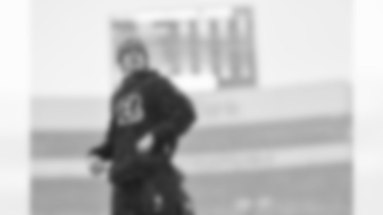 QB Joe Burrow warms up ahead of Week 14 against the Buffalo Bills at Highmark Stadium, Sunday, Dec. 7, 2025.