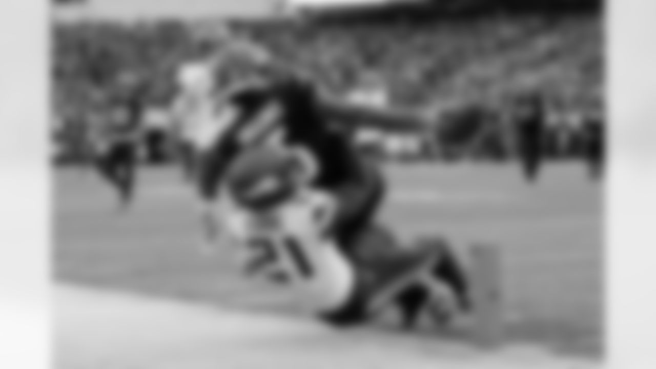 WR Tee Higgins stretches for a touchdown against the Minnesota Vikings, Sunday, Dec. 16, 2023.