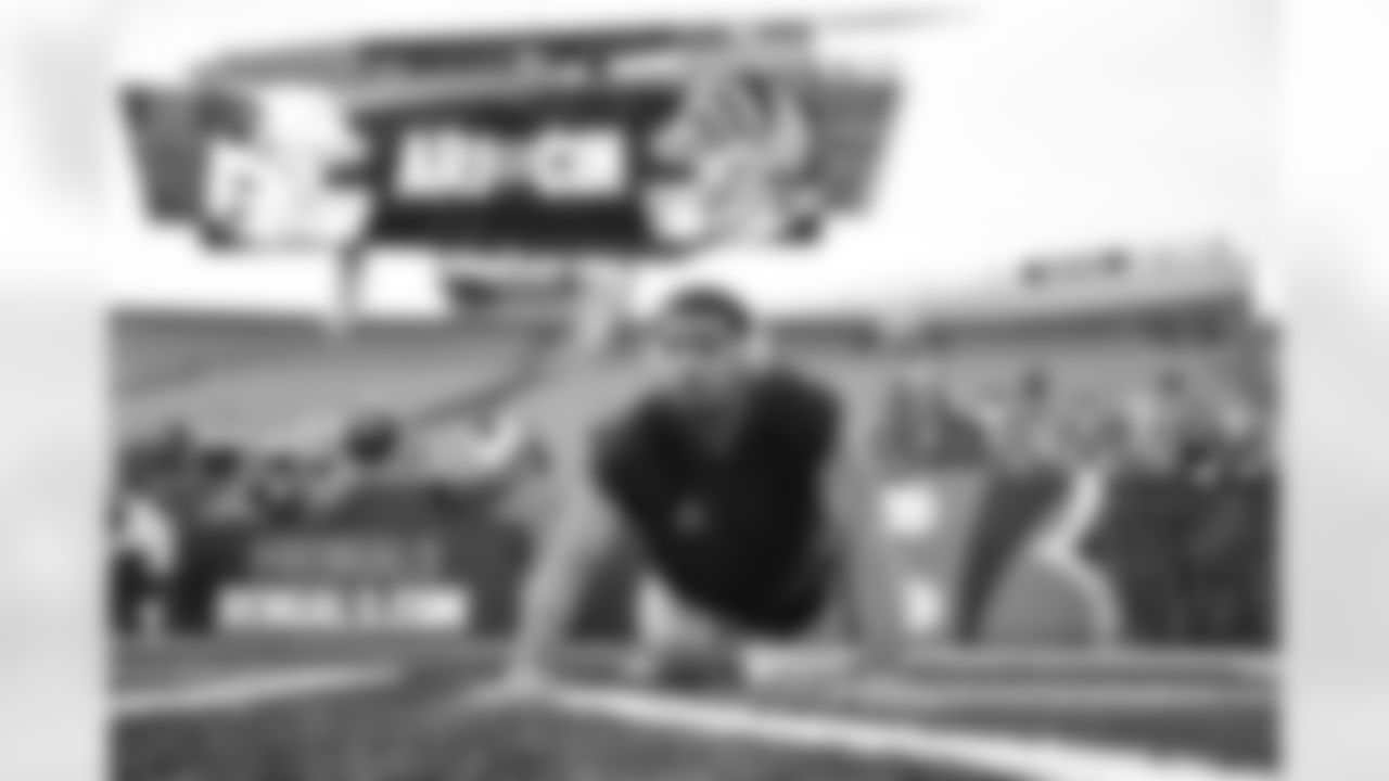 WR Ja'Marr Chase warms up ahead of Week 17 against the Arizona Cardinals, Sunday, Dec. 28, 2025.