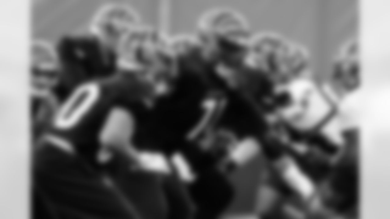 OT Amarius Mims during practice at the IEL Indoor Facility, Wednesday, Oct. 29, 2025.