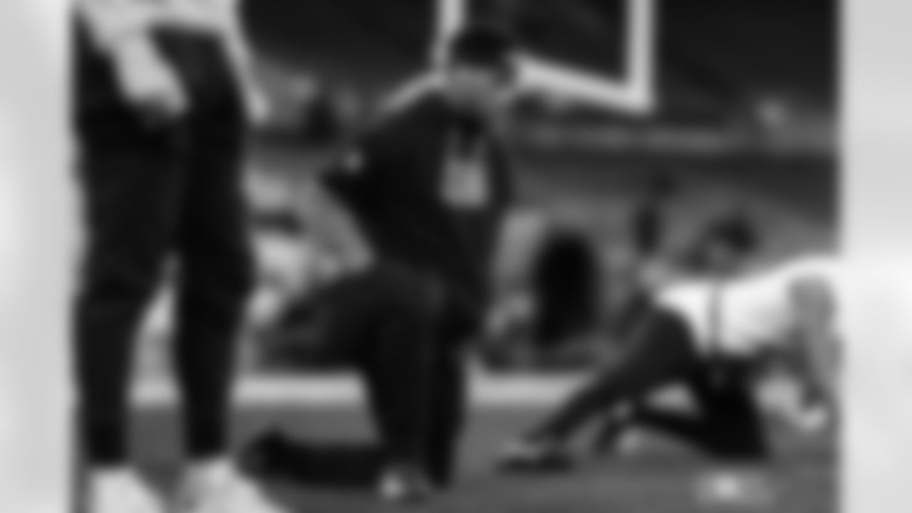 CB Jalen Davis warms up ahead of Week 13 against the Baltimore Ravens, Thursday, Nov. 27, 2025.