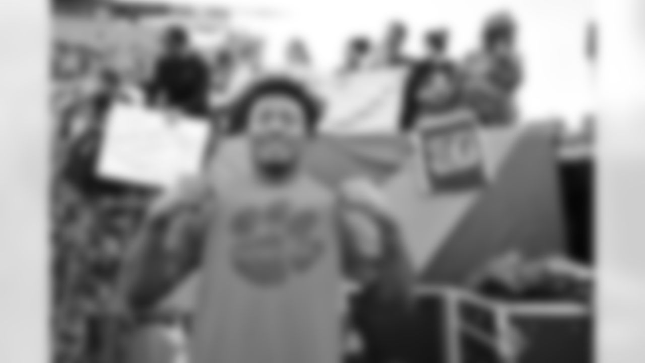 LB Barrett Carter ahead of Week 17 against the Arizona Cardinals, Sunday, Dec. 28, 2025.