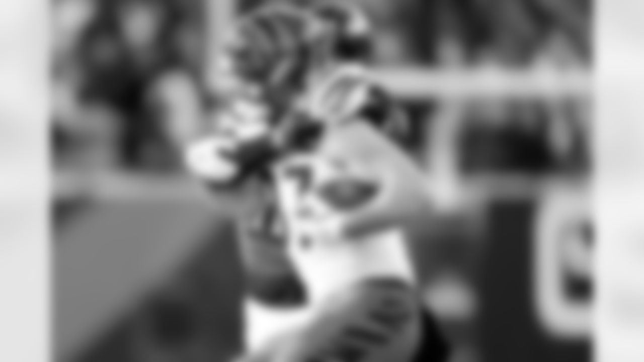 Cincinnati Bengals tight end Tanner Hudson (87) runs the ball during an NFL football game against the Baltimore Ravens on Sunday, December 14, 2025 in Cincinnati, Ohio. (Lauren Leigh Bacho/NFL)