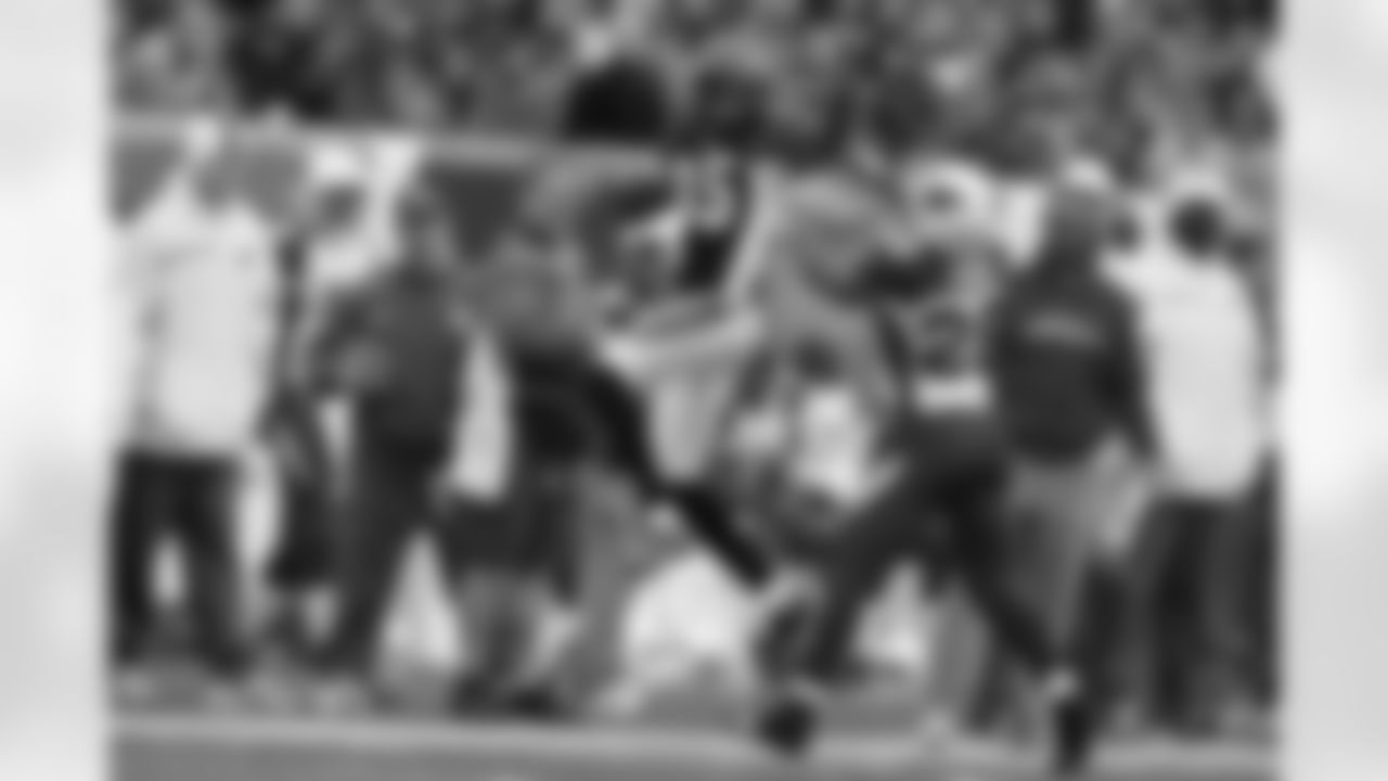 CINCINNATI, OH - NOVEMBER 18: Wide receiver Chad Johnson #85 of the Cincinnati Bengals runs with the football after a pass reception against the Arizona Cardinals at Paul Brown Stadium on November 18, 2007 in Cincinnati, Ohio. The Cardinals defeated Bengals 35-27. (AP Photo/Scott Boehm)