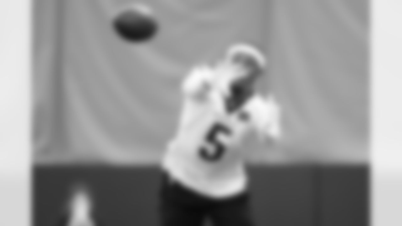 WR Tee Higgins catches a pass during Phase Two of offseason workouts at the IEL Indoor Practice Facility, Tuesday, May 20, 2025.