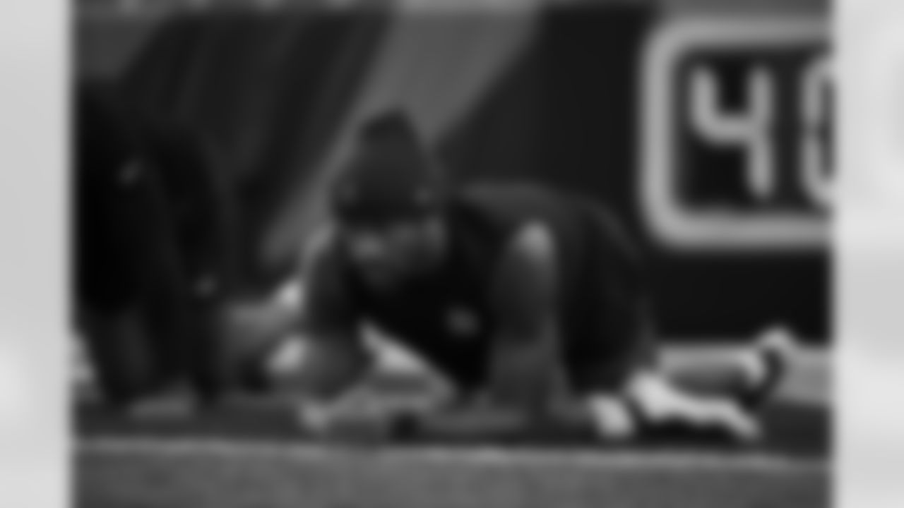 CB Dax Hill warms up ahead of Week 17 against the Arizona Cardinals, Sunday, Dec. 28, 2025.