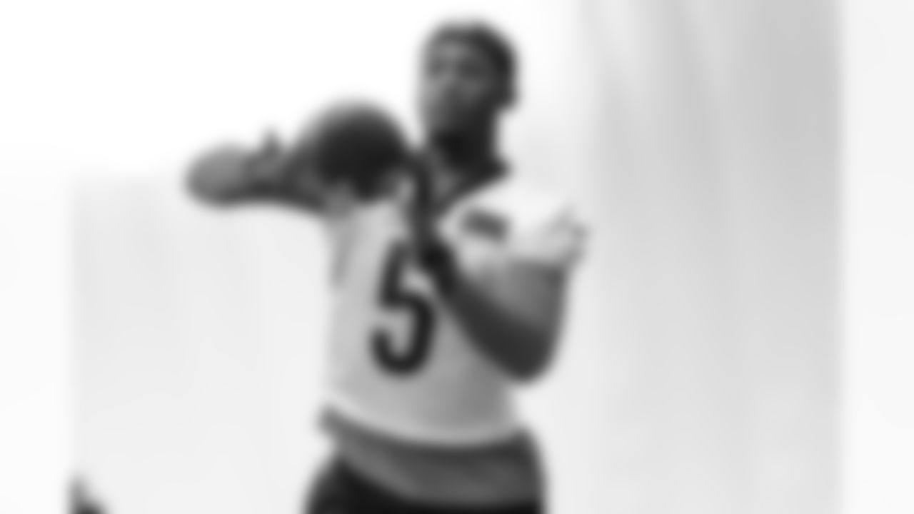 WR Tee Higgins catches a pass during practice at the IEL Indoor Facility, Monday, Nov. 10, 2025.