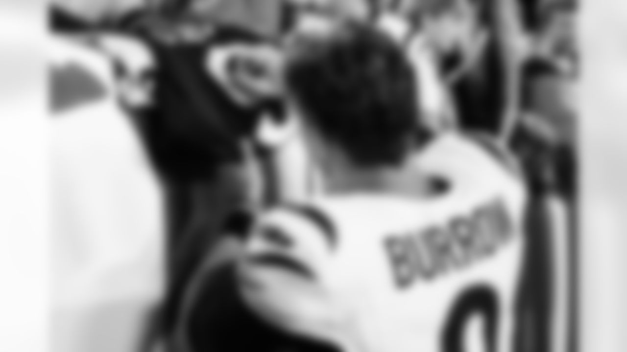 QB Joe Burrow signs autographs for fans after the Bengals Preseason Week 2 game against the Commanders in Washington, Monday, Aug. 18, 2025.