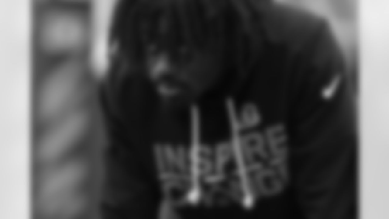 DE Shemar Stewart warms up ahead of Week 17 against the Arizona Cardinals, Sunday, Dec. 28, 2025.