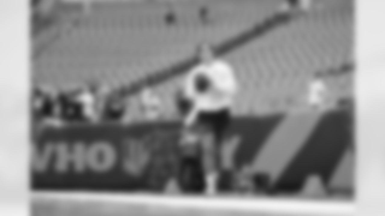 QB Joe Burrow warms up ahead of Week 17 against the Arizona Cardinals, Sunday, Dec. 28, 2025.