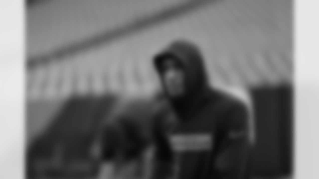 WR Tee Higgins warms up ahead of Week 17 against the Arizona Cardinals, Sunday, Dec. 28, 2025.