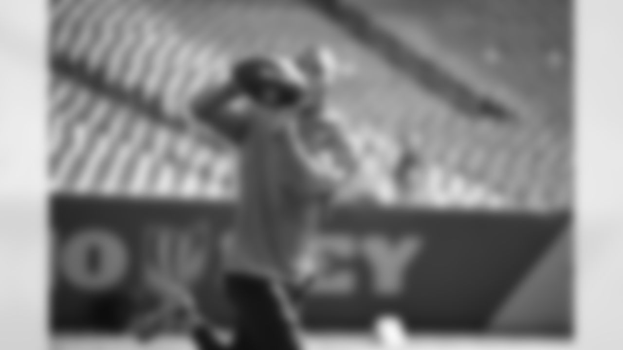 CB DJ Turner II warms up ahead of Week 8 against the New York Jets, Sunday, Oct. 26, 2025.