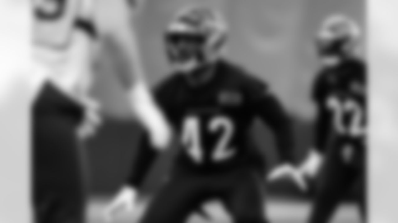 LB Oren Burks during practice at IEL Indoor Facility, Tuesday, Nov. 25, 2025.