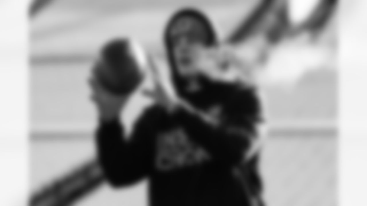 QB Joe Burrow warms up ahead of Week 15 against the Ravens at Paycor Stadium, Sunday, Dec. 14, 2025.