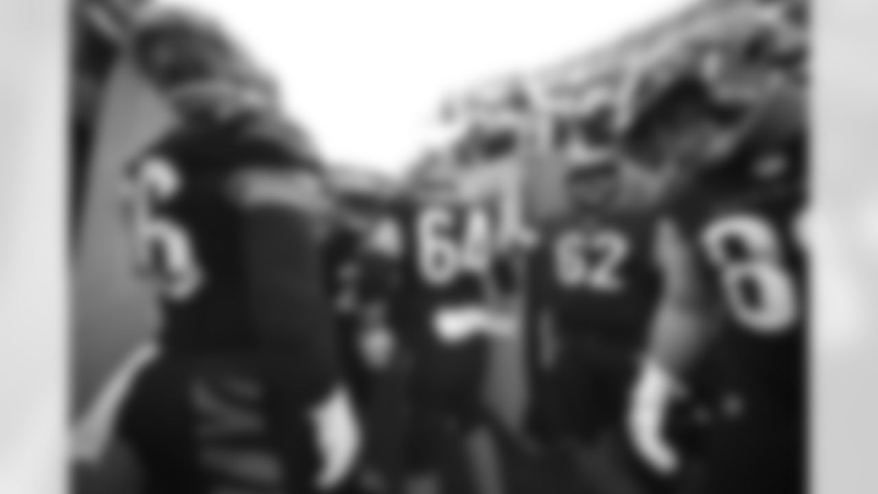 C Ted Karras breaks down the huddle ahead of Week 9 against the Bears, Sunday, Nov. 2, 2025.