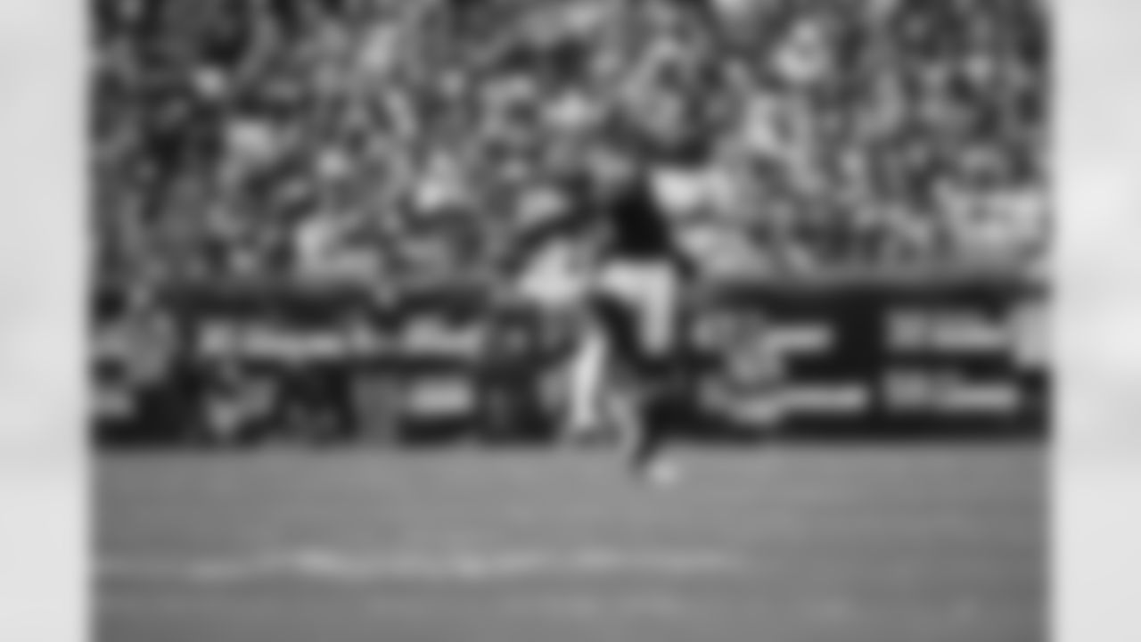 CB Dax Hill breaks up a pass during Week 11 against the Steelers in Pittsburgh, Sunday, Nov. 16, 2025.