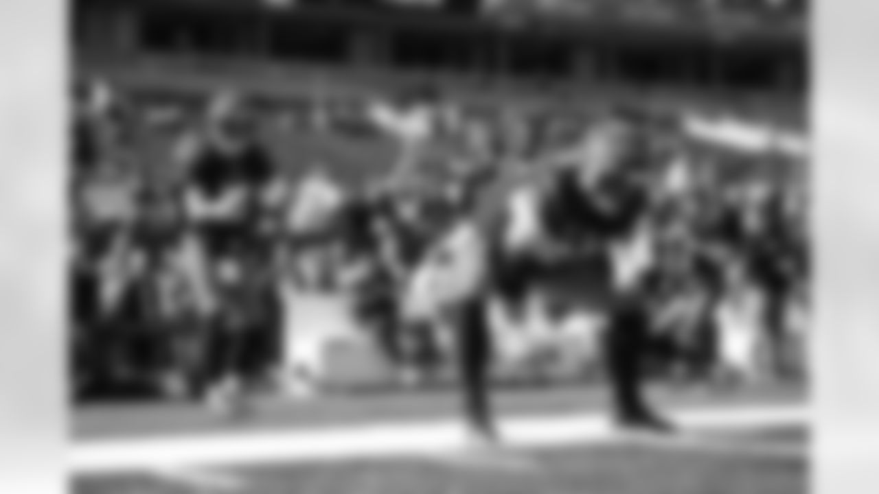 QB Joe Flacco and C Ted Karras warm up at Paycor Stadium ahead of Week 8 against the New York Jets, Sunday, Oct. 26, 2025.