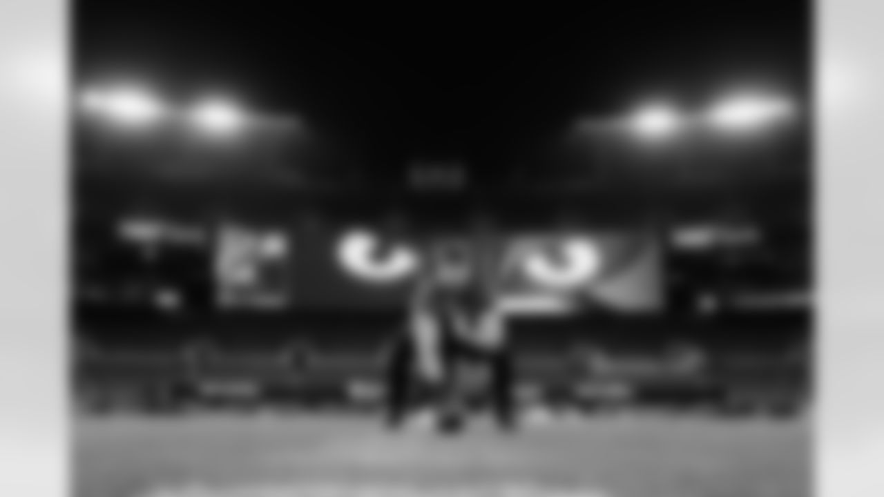 C Ted Karras warms up ahead of Week 13 against the Baltimore Ravens, Thursday, Nov. 27, 2025.