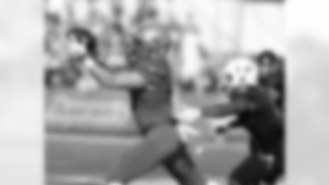 North tight end Drew Sample of Washington (88) catches a pass as South safety Jaquan Johnson of Miami (4) defends during the first half of the Senior Bowl college football game, Saturday, Jan. 26, 2019, in Mobile, Ala. (AP Photo/Butch Dill)