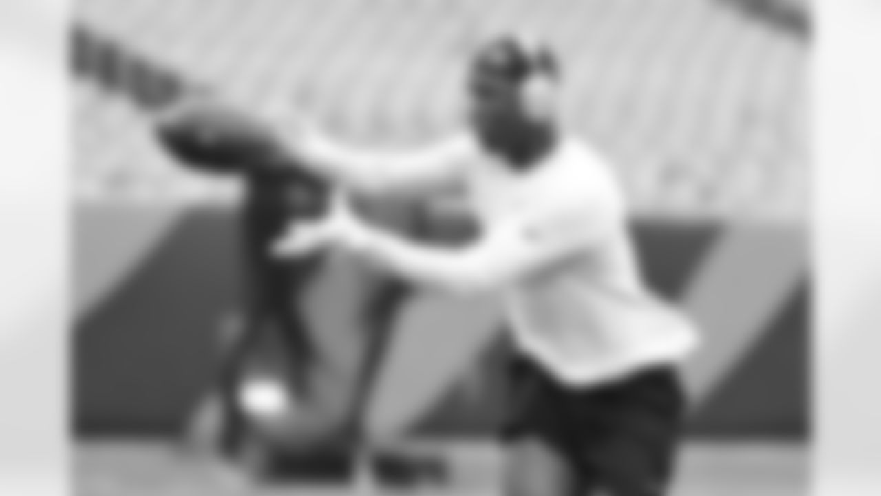 S Jordan Battle warms up ahead of Week 17 against the Arizona Cardinals, Sunday, Dec. 28, 2025.