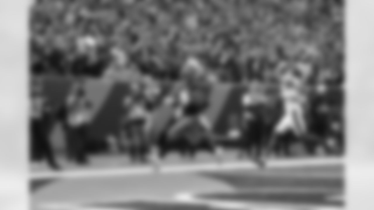 RB Samaje Perine scores a touchdown during Week 8 against the New York Jets, Sunday, Oct. 26, 2025
