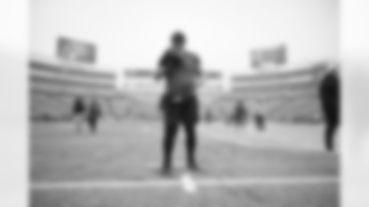 C Ted Karras warms up ahead of Week 14 against the Buffalo Bills at Highmark Stadium, Sunday, Dec. 7, 2025.