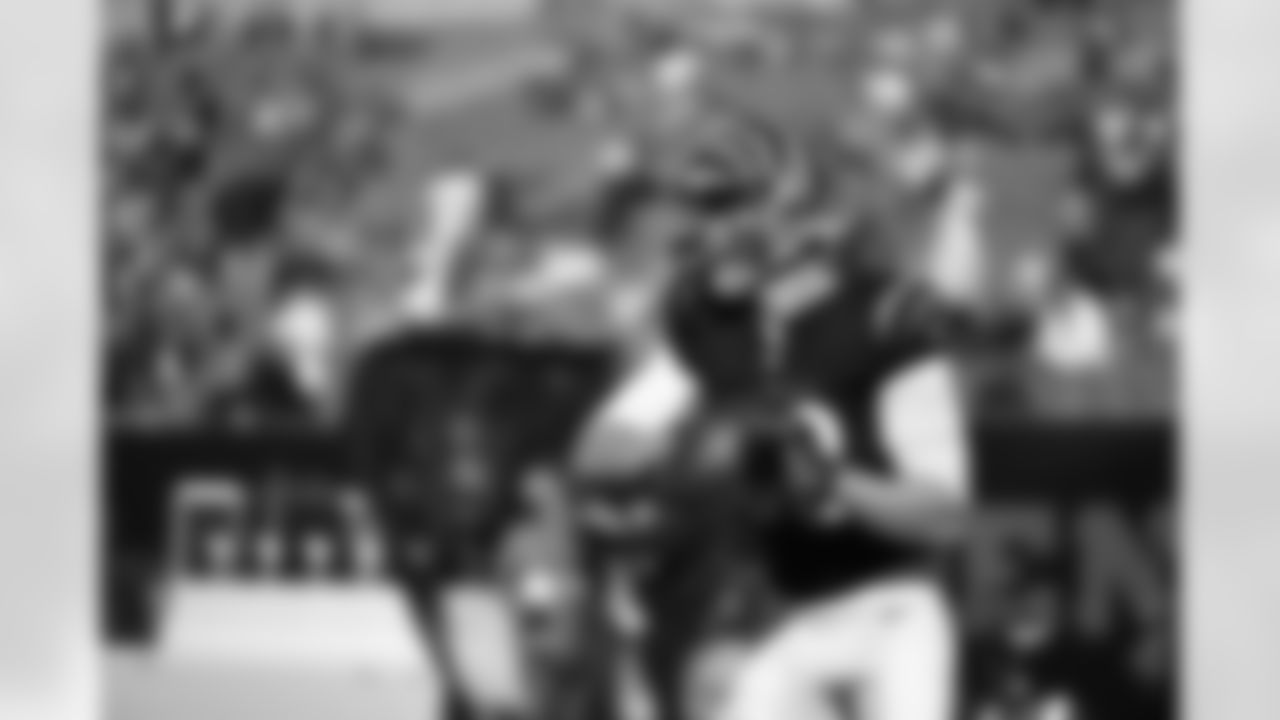 TE Mike Gesicki warms up at Paycor Stadium ahead of Week 12 against the New England Patriots, Sunday, Nov. 23, 2025.