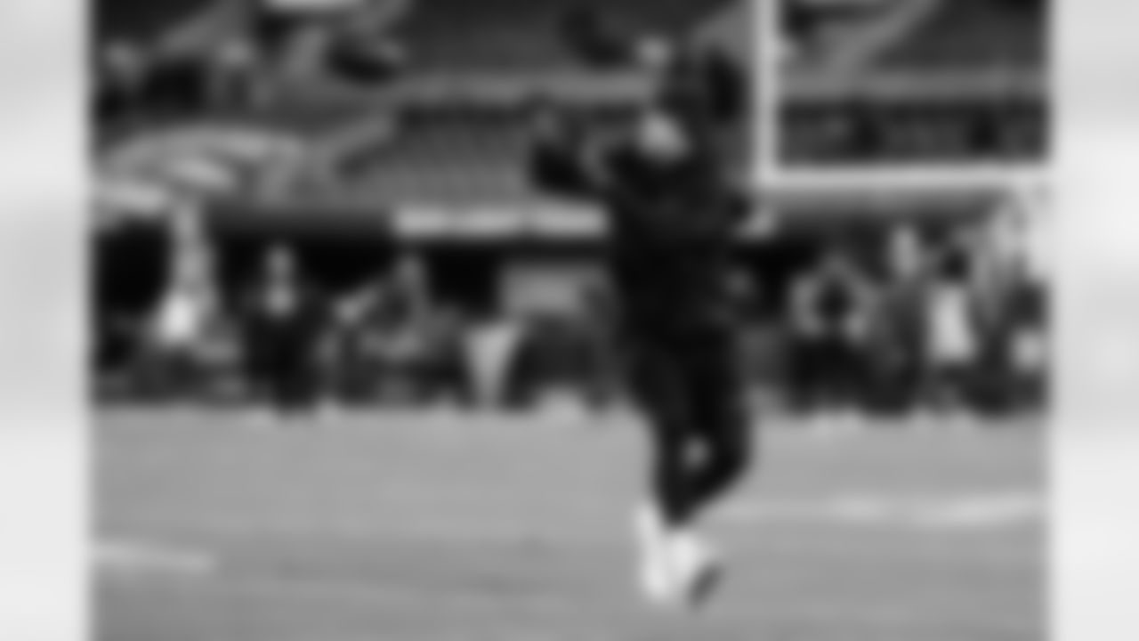 TE Mike Gesicki warms up ahead of Week 13 against the Baltimore Ravens, Thursday, Nov. 27, 2025.