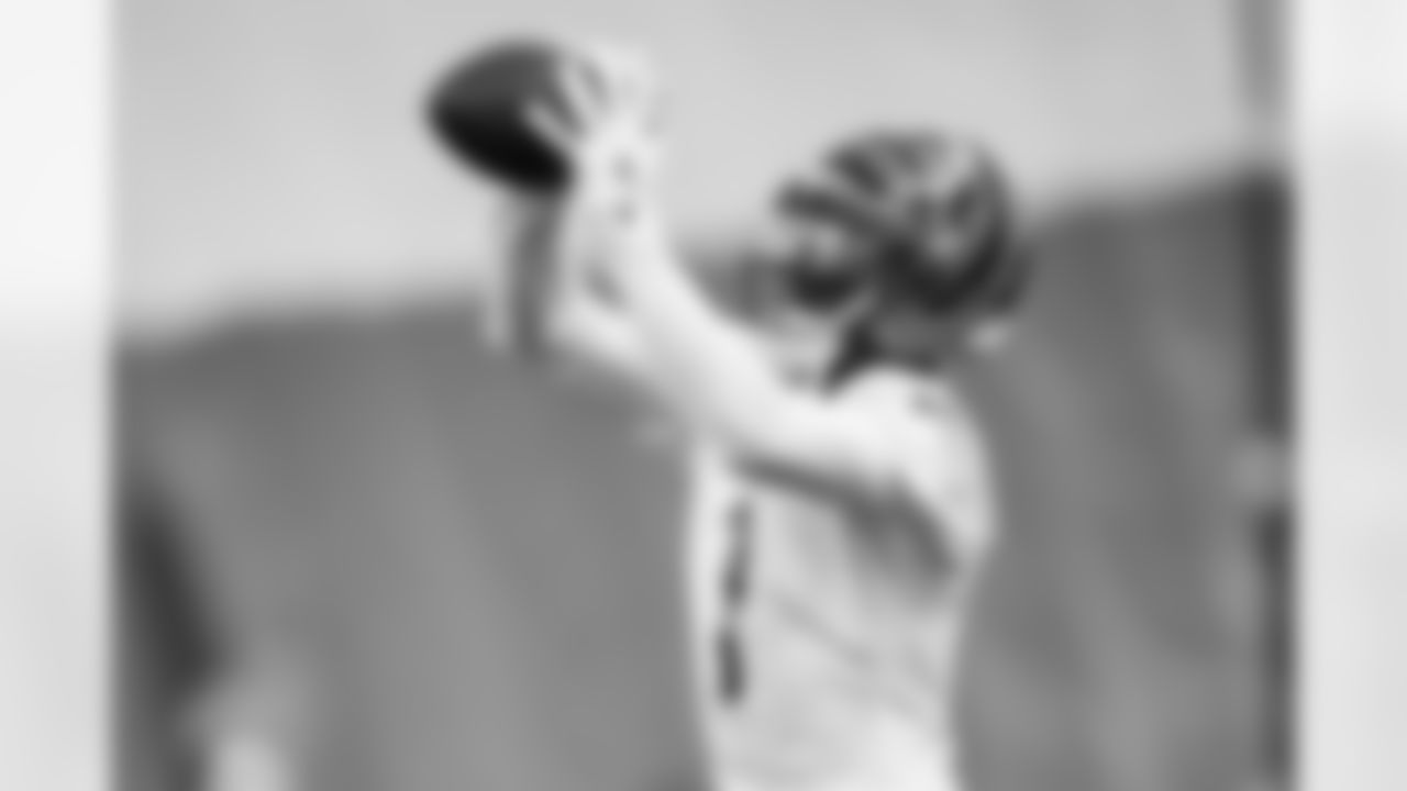 WR Ja'Marr Chase catches a ball during practice at the IEL Indoor Facility, Monday, Nov. 10, 2025.