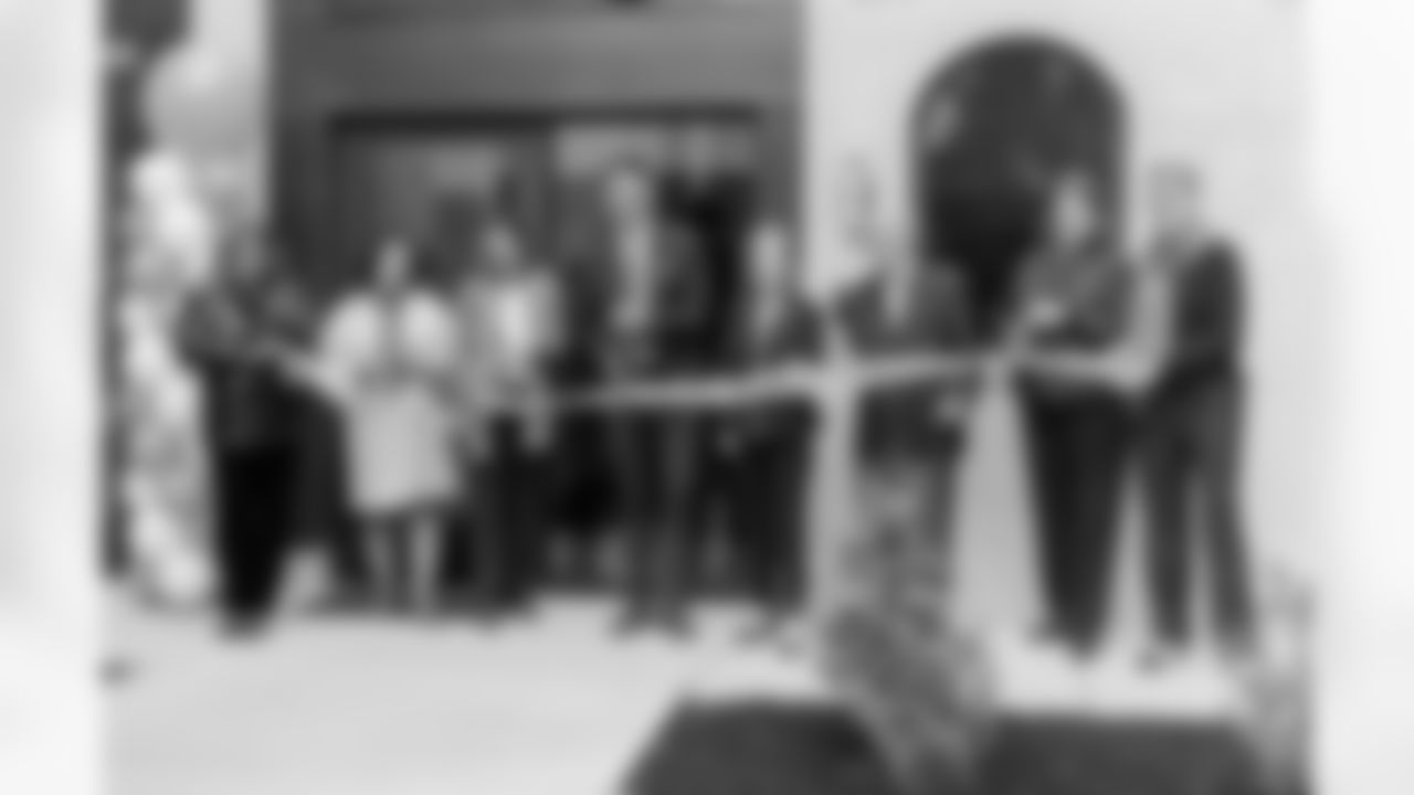 Ribbon Cutting w Mayor