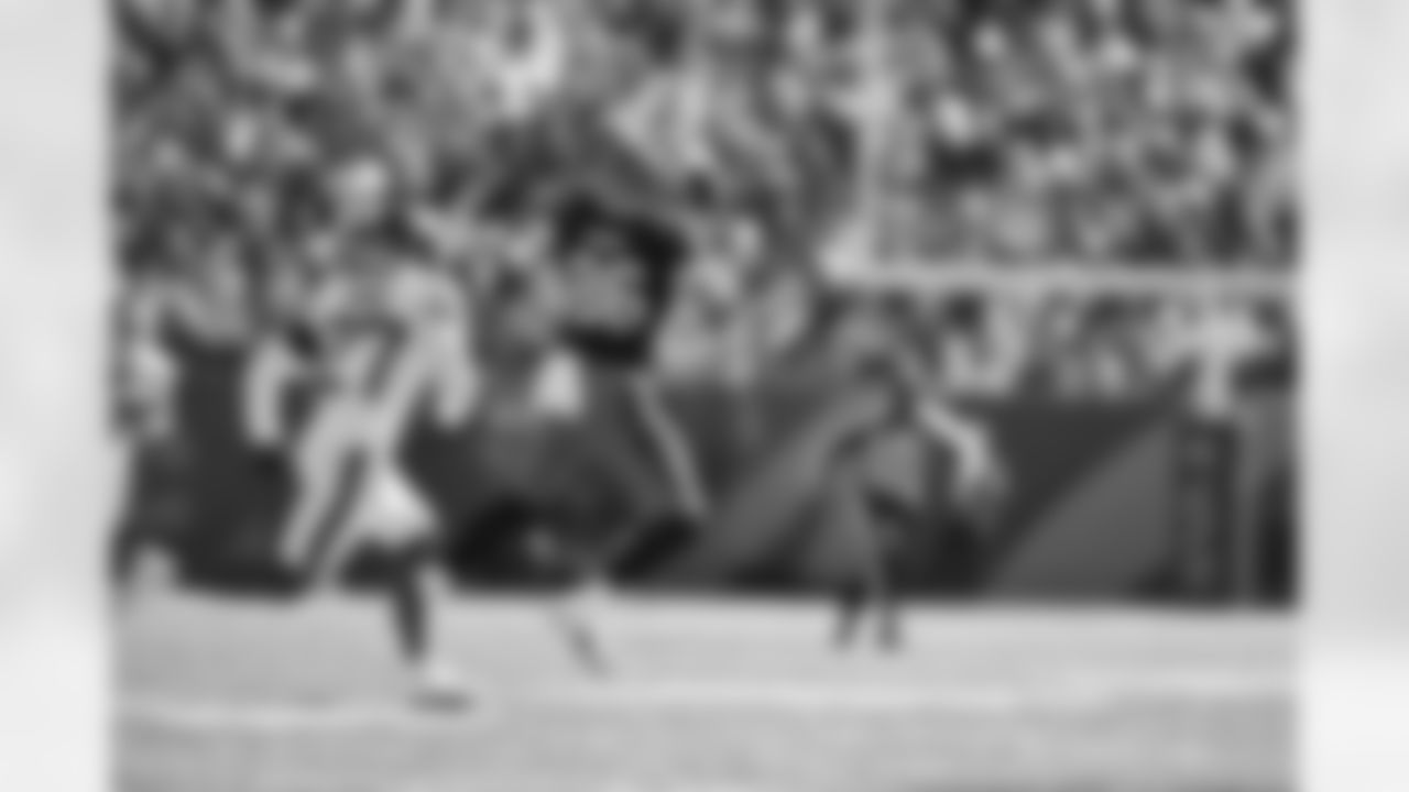 TE Noah Fant catches a pass during Week 8 against the New York Jets, Sunday, Oct. 26, 2025