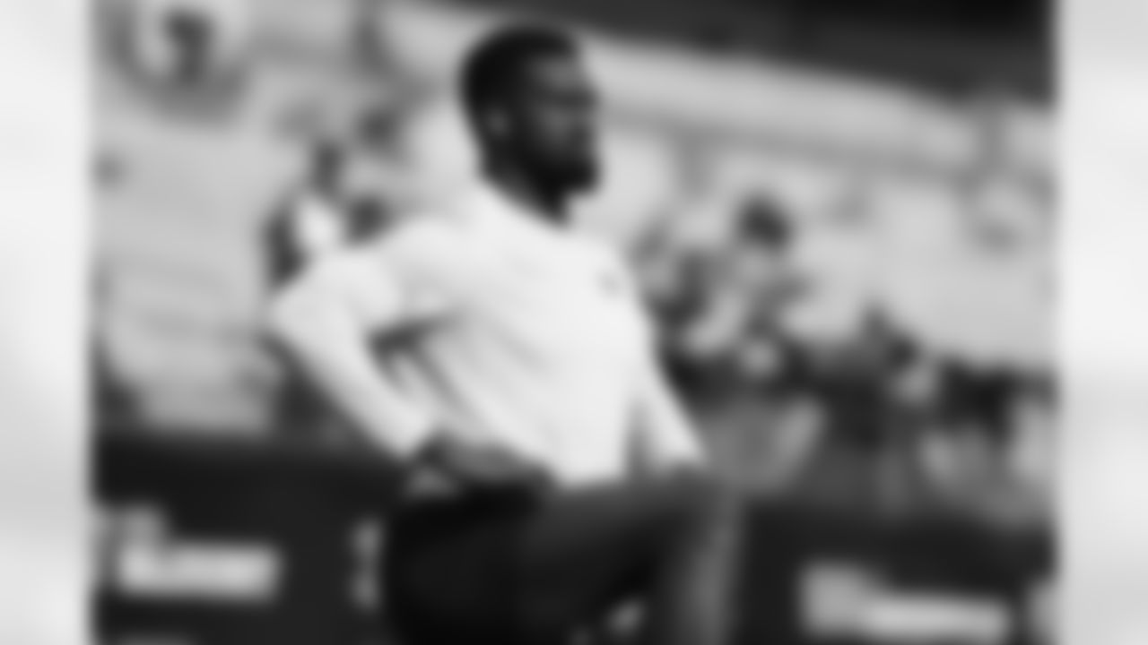 LB Oren Burks warms up ahead of Week 11 against the Steelers in Pittsburgh, Sunday, Nov. 16, 2025.