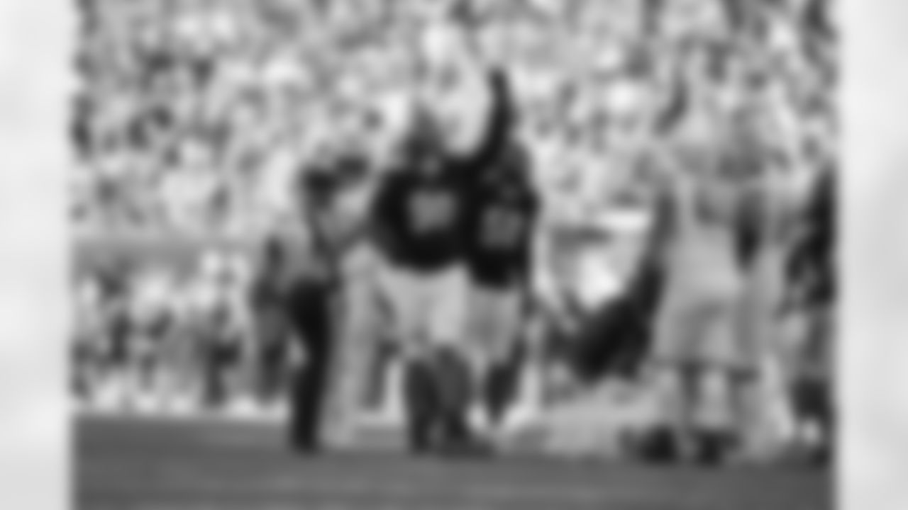 DT T.J. Slaton Jr. celebrates a play during Week 5 against the Detroit Lions, Sunday, Oct. 5, 2025.