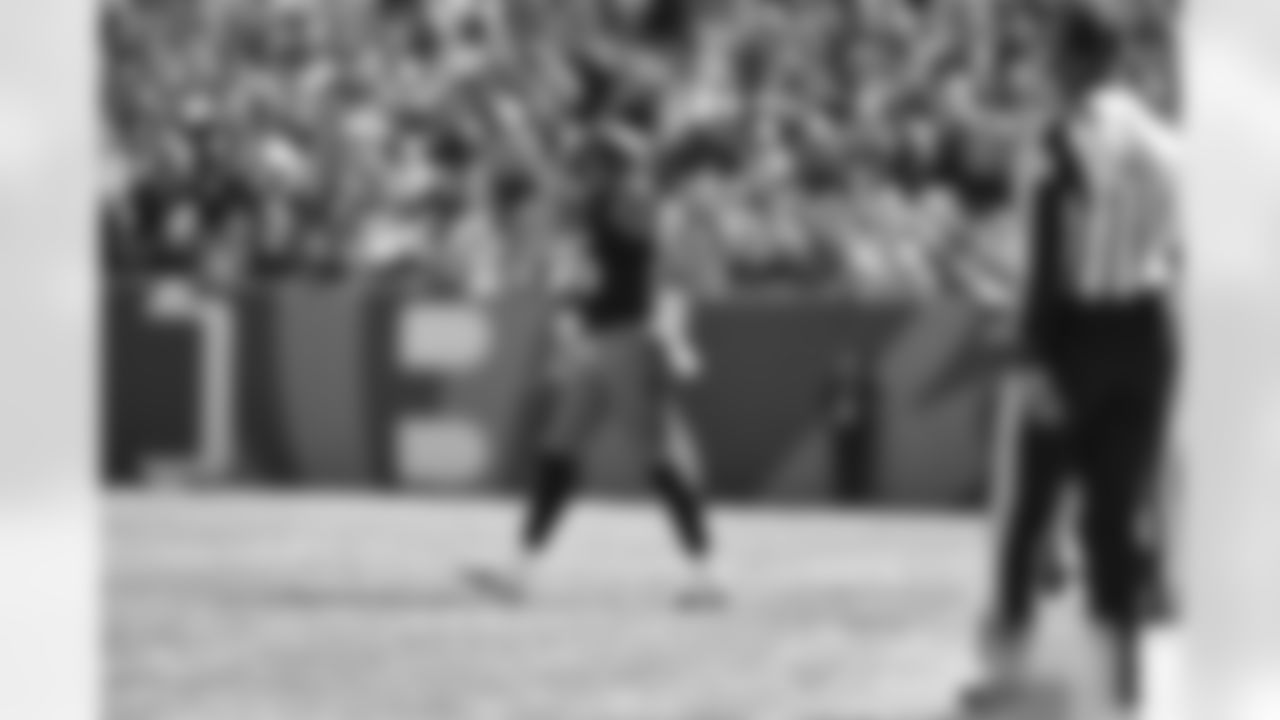 TE Noah Fant celebrates a catch during Week 8 against the New York Jets, Sunday, Oct. 26, 2025