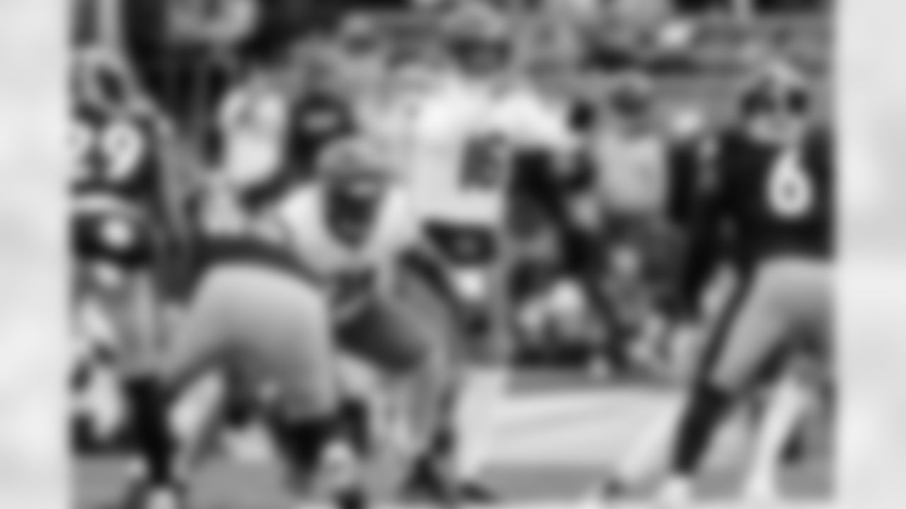 QB Joe Flacco takes a snap during Week 11 against the Steelers in Pittsburgh, Sunday, Nov. 16, 2025.