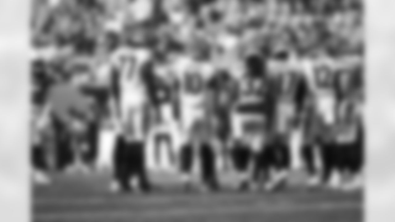 QB Payton Thorne huddles with the Cincinnati offense during the Bengals Preseason Week 3 game against the Indianapolis Colts at Paycor Stadium, Saturday, Aug. 23, 2025.