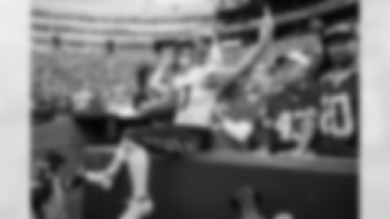 TE Tanner Hudson celebrates a touchdown during Week 6 against the Packers in Green Bay, Sunday, Oct. 12, 2025.