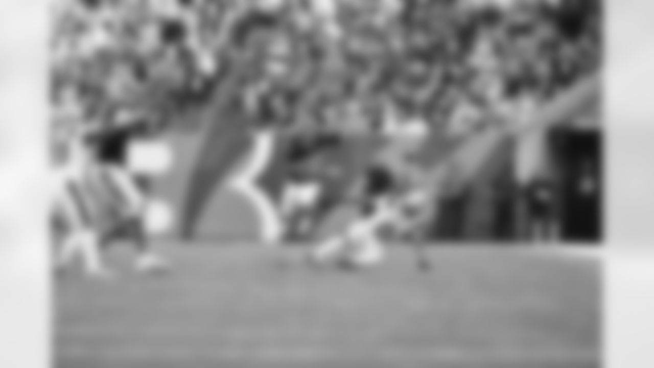 RB Chase Brown breaks off a run during Week 12 against the New England Patriots at Paycor Stadium, Sunday, Nov. 23, 2025.