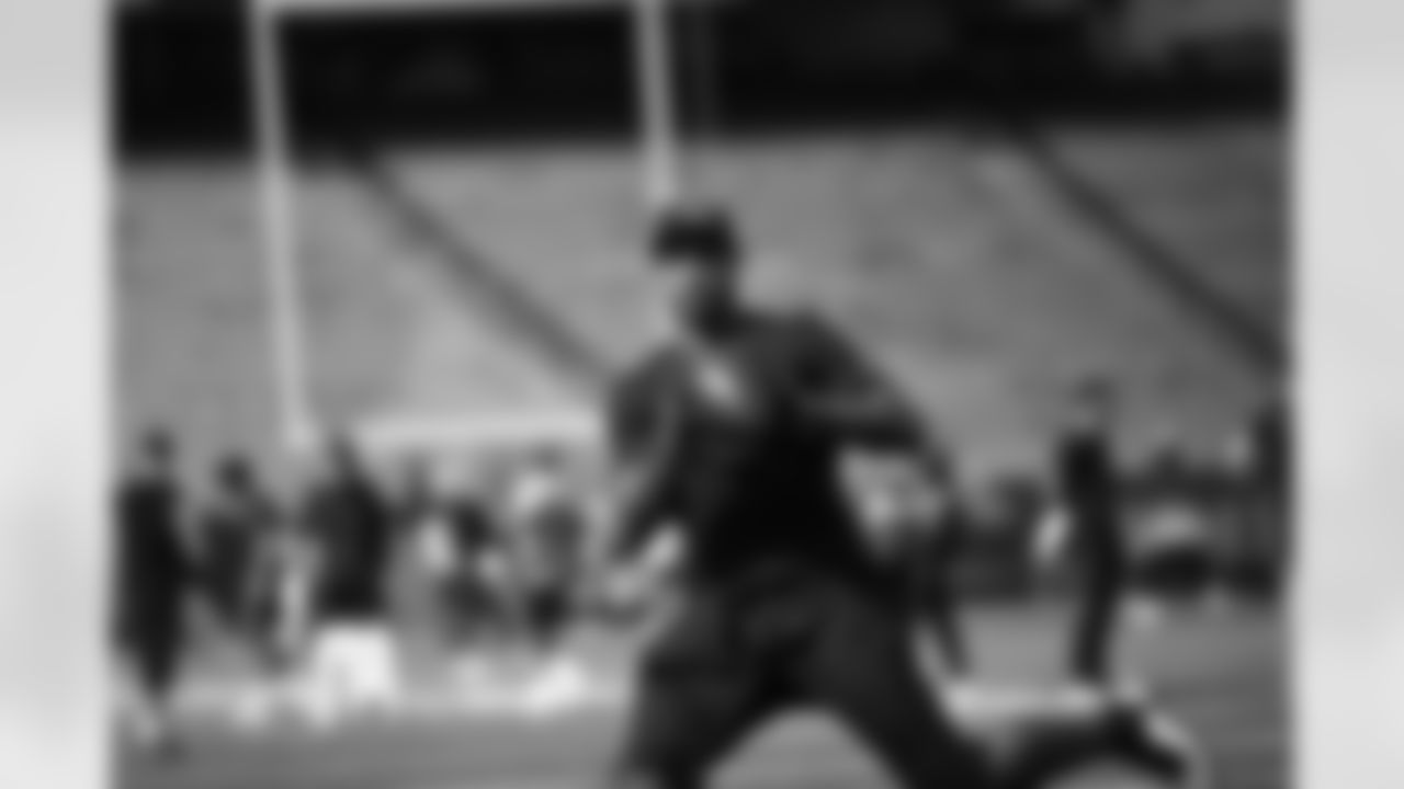 WR Ja'Marr Chase warms up before Week 5 against the Detroit Lions, Sunday, Oct. 5, 2025.