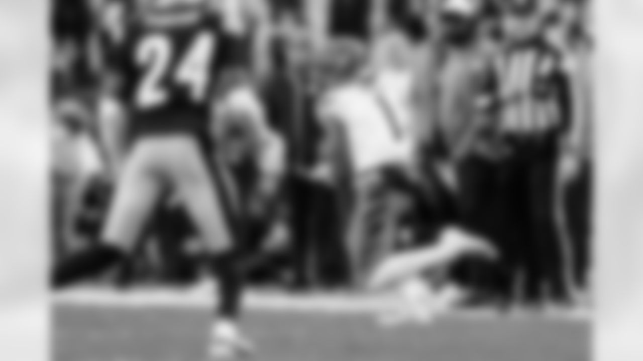 WR Ja'Marr Chase makes a catch during Week 11 against the Steelers in Pittsburgh, Sunday, Nov. 16, 2025.