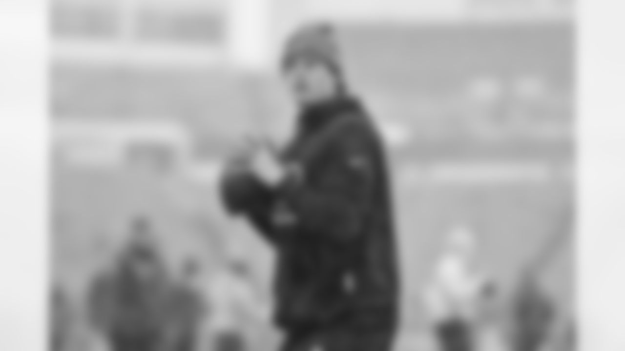 QB Joe Burrow warms up ahead of Week 14 against the Buffalo Bills at Highmark Stadium, Sunday, Dec. 7, 2025.