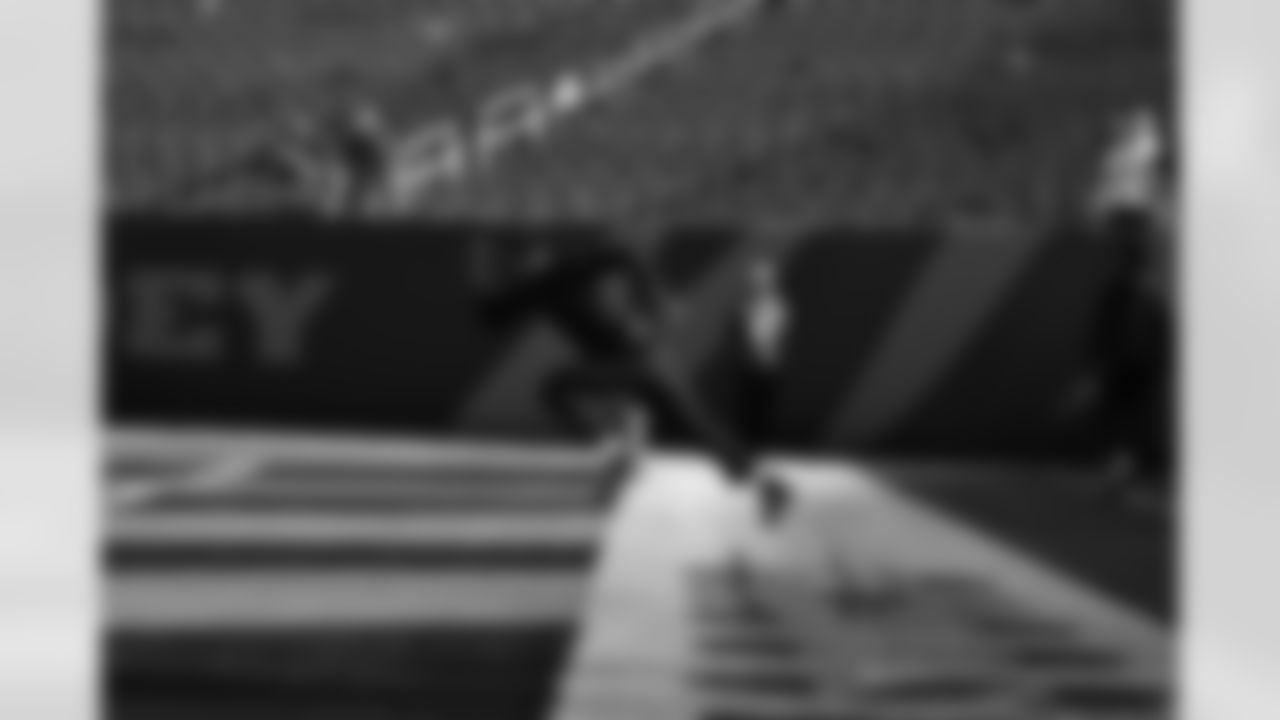 DE Joseph Ossai warms up at Paycor Stadium ahead of Week 8 against the New York Jets, Sunday, Oct. 26, 2025.